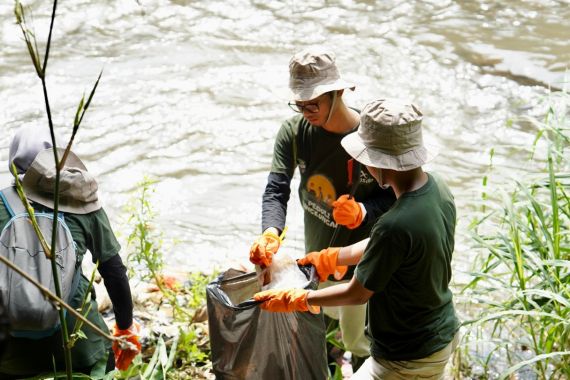 Gandeng Komunitas Lingkungan, ASDP Bersihkan Sampah di Sungai Ciliwung - JPNN.COM