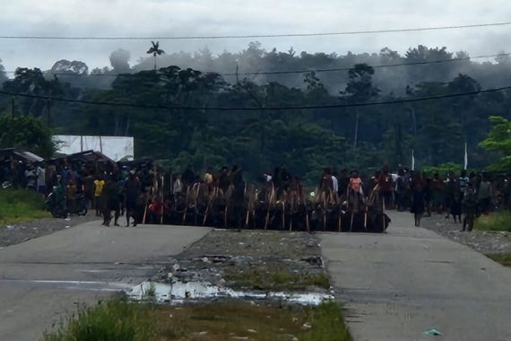 Pendukung Caleg di Nduga Saling Serang Menggunakan Panah, Lihat - JPNN.COM