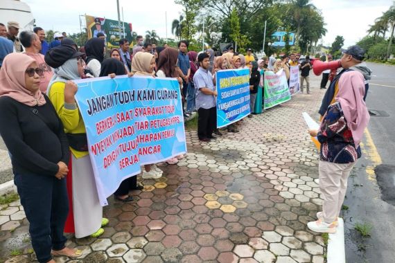 Ratusan Penyelenggara Pemilu Gelar Aksi Damai di Kota Pekanbaru - JPNN.COM