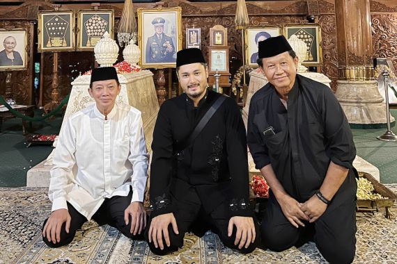 Menjelang Ramadan, Panji Adhikumoro Ziarah ke Makam Soeharto - JPNN.COM