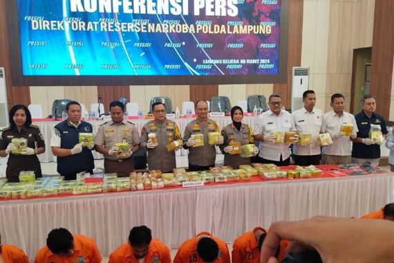 Polisi Bongkar Dua Jaringan Narkotika asal Malaysia di Lampung, 20 Orang Tersangka Ditangkap - JPNN.COM