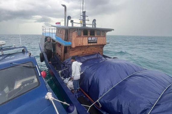 Tegas, Bea Cukai Menindak Kapal Pengangkut Kain dan Sepatu Bekas di Perairan Batam - JPNN.COM