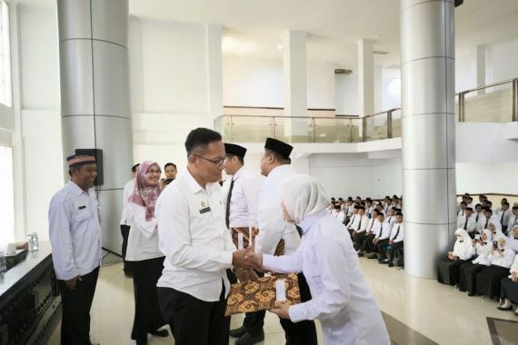 Ratusan Hononer di Lombok Timur Terima SK PPPK, Begini Pesan Juaini Taofik - JPNN.COM