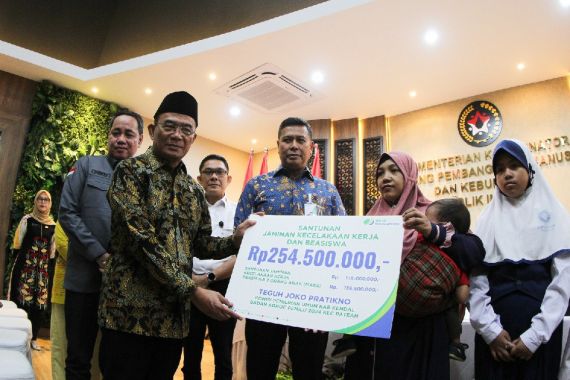 BPJS Ketenagakerjaan Salurkan Santunan untuk 44 Petugas Pemilu 2024 Meninggal & Kecelakaan Kerja - JPNN.COM