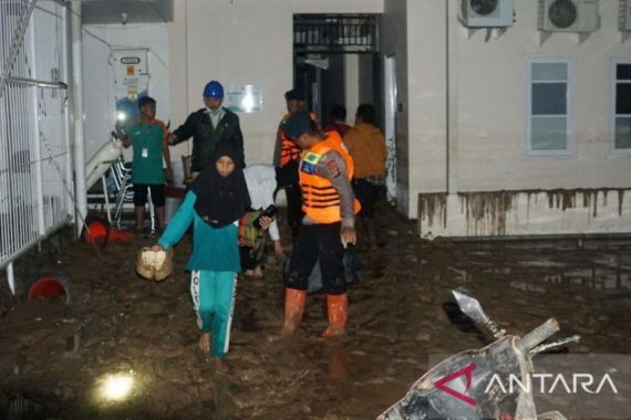 Puluhan Brimob Dikerahkan Untuk Bantu Penanganan Banjir di Kendari - JPNN.COM