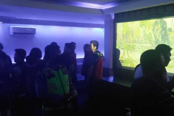 Kelab Malam di Jambi Dirazia Polisi, 2 Wanita Ketahuan Mengonsumsi Ekstasi - JPNN.COM