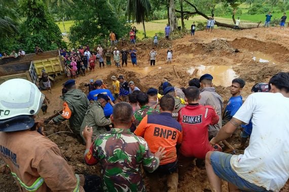 Padang Pariaman Dilanda Banjir dan Tanah Longsor, 3 Orang Meninggal Dunia - JPNN.COM