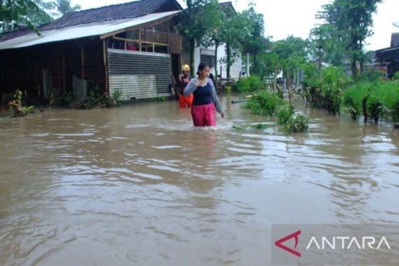 Banjir di Jember, Ratusan Rumah Terendam dan 1 Orang Terluka - JPNN.COM
