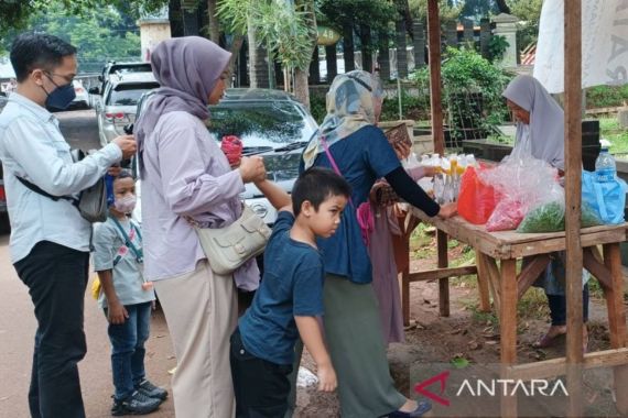 Menjelang Ramadan, Pedagang Bunga Musiman di TPU Menteng Pulo Dapat Berkah - JPNN.COM