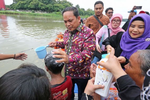 Warga Gelar Ritual Keramas Bersama, Pj Wako Tangerang: Mari Sambut Ramadan dengan Jiwa Raga yang Bersih - JPNN.COM
