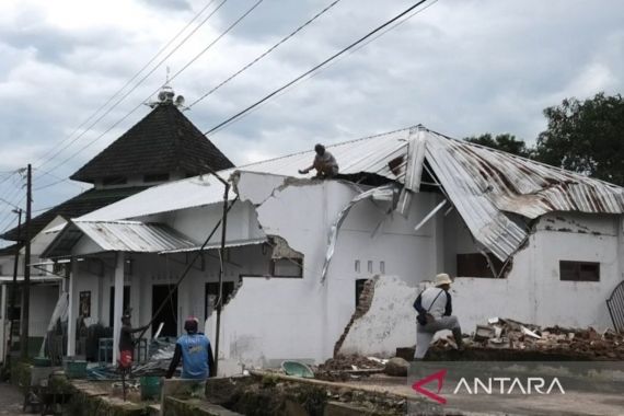 8 Rumah Rusak Diterjang Angin Kencang di Kabupaten Temanggung - JPNN.COM