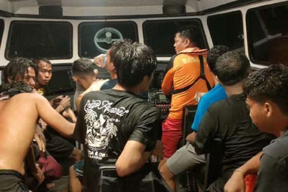 36 Orang Penumpang Kapal Karam Diselamatkan Tim SAR dan Nelayan - JPNN.COM