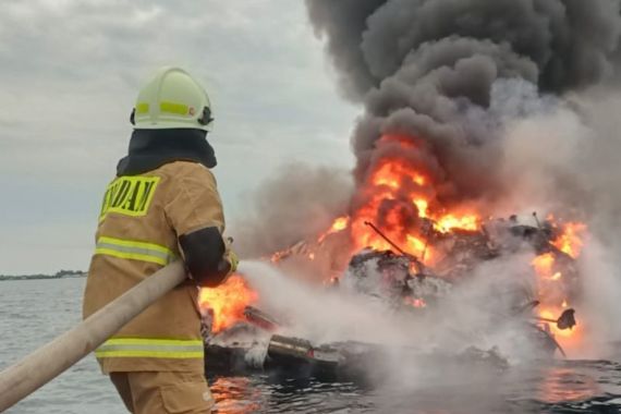 1 Kapal Pesiar Terbakar di Perairan Kepulauan Seribu - JPNN.COM