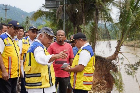 Menteri PUPR Basuki Turun Tangan, Penanganan Banjir Sumbar Ditargetkan Tuntas dalam Dua Pekan - JPNN.COM