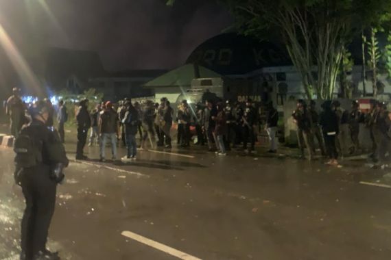 Ratusan Simpatisan Caleg Serang Aparat Keamanan di Jayawijaya - JPNN.COM