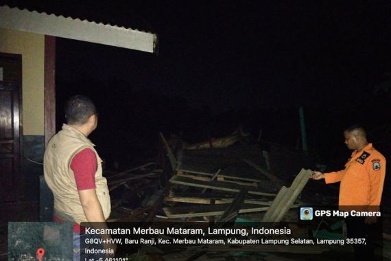 69 Rumah Rusak Akibat Angin Kencang di Lampung Selatan - JPNN.COM