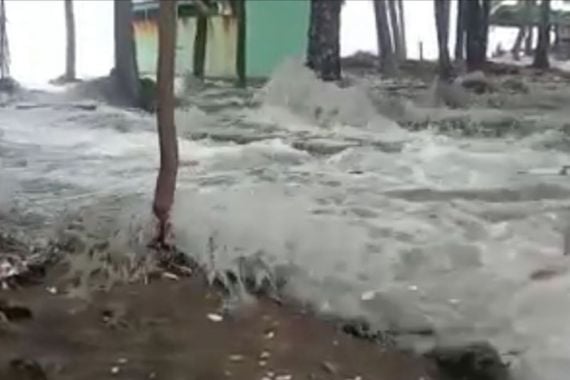Pesisir Pantai Palabuhanratu Sukabumi Diterjang Banjir Rob, Ratusan Warga Terdampak - JPNN.COM