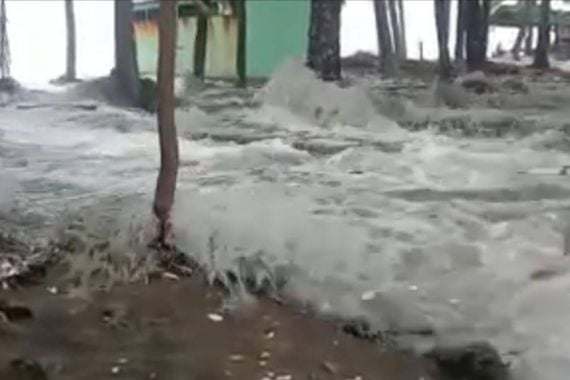 Banjir Rob Terjang Warga Palabuhanratu Sukabumi - JPNN.COM