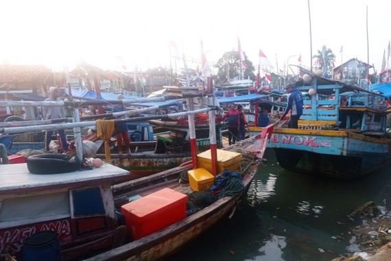 Badai dan Gelombang Tinggi, Nelayan Tradisional Lebak Sudah Sepekan Tak Melaut - JPNN.COM