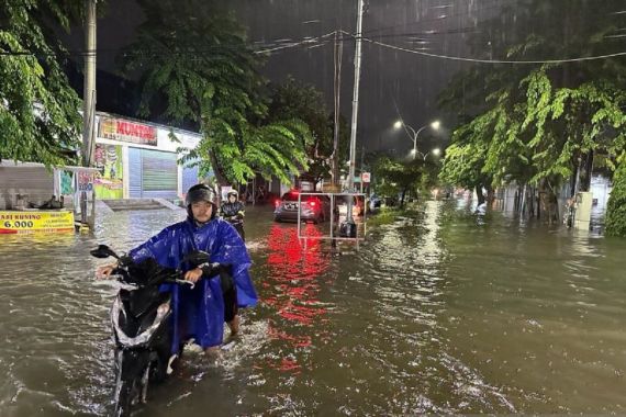 Semarang Banjir, Lalu Lintas Lumpuh, Perjalanan 4 KA Dialihkan - JPNN.COM
