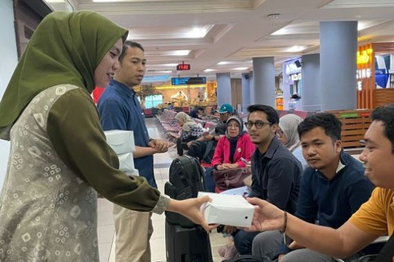 Selama Ramadan, Bandara SMB II Palembang Bagikan Takjil Gratis ke Penumpang - JPNN.COM
