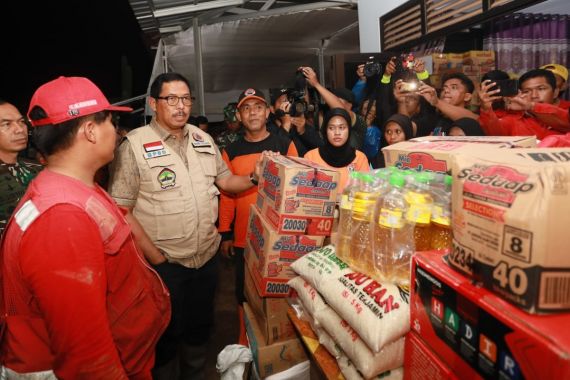 Pj Gubernur Jateng Tinjau Banjir Pekalongan, Serahkan Bantuan Rp 160 Juta - JPNN.COM