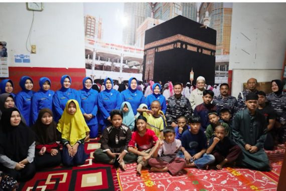 TNI AL Berbagi Berkah Ramadan di Panti Asuhan Doa Ayah dan Ibu - JPNN.COM