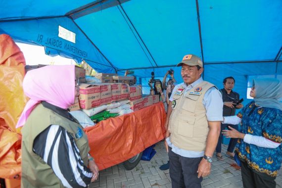 Tinjau Banjir di Grobogan, Pj Gubernur Jateng Serahkan Bantuan Rp 293 Juta Lebih - JPNN.COM