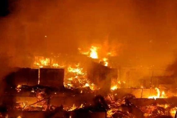 Kebakaran Melanda 95 Unit Rumah di Palmerah, Ini Dugaan Penyebabnya - JPNN.COM