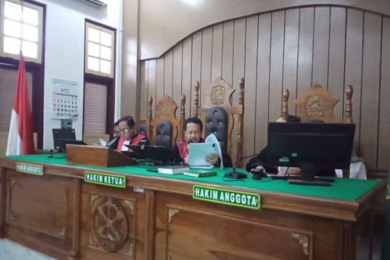 Korupsi Alih Fungsi Hutan Tele, Mantan Bupati Samosir Mangindar Simbolon Divonis 1 Tahun Penjara - JPNN.COM