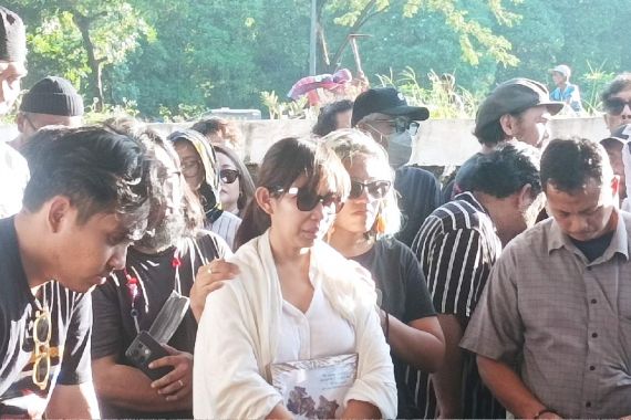 Tangis Pilu Kerabat Iringi Pemakaman Ade Paloh - JPNN.COM