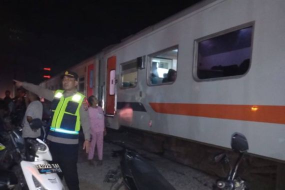 Kereta Api Putri Deli Tabrak Truk yang Terobos Palang Perlintasan - JPNN.COM