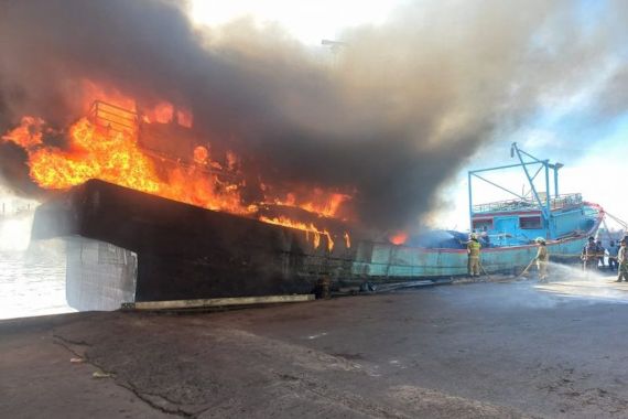 2 Kapal Laut Terbakar di Pelabuhan Muara Baru - JPNN.COM