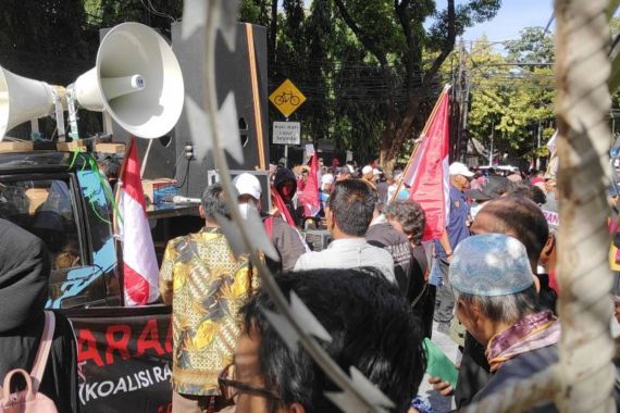 Diadang Brimob-TNI, Massa Tolak Hasil Pemilu Berdatangan di Depan Gedung KPU - JPNN.COM