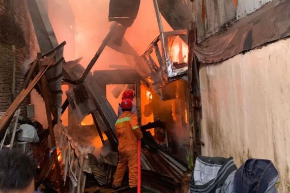 Sepekan Ramadan, 12 Unit Rumah di Makassar Hangus Terbakar, Satu Orang Tewas - JPNN.COM