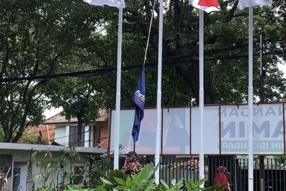 Kecewa dengan Surya Paloh, Sukarelawan Turunkan Bendera NasDem di Rumah Timnas AMIN - JPNN.COM