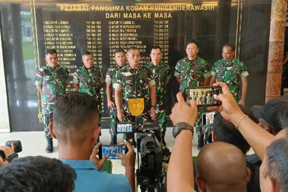 Aksi Kekerasan Oknum TNI Viral, Mayjen Izak Buka Suara - JPNN.COM