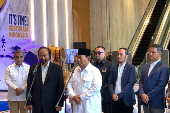 Bersalaman dan Berpelukan, Prabowo Berterima Kasih kepada Surya Paloh - JPNN.COM