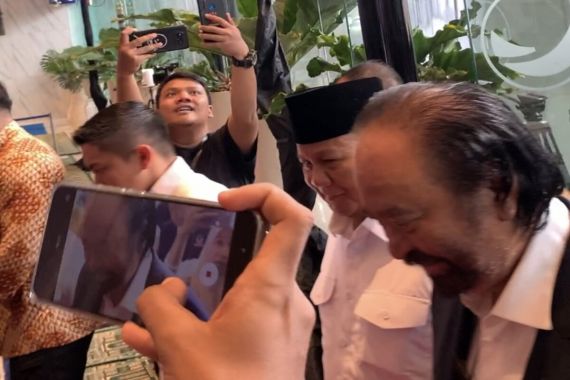 Bertemu di Kantor NasDem, Surya Paloh Peluk Prabowo - JPNN.COM