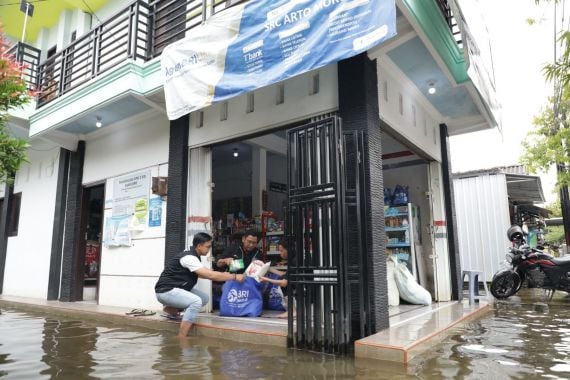 BRI Peduli Salurkan Bantuan Bagi Warga Terdampak Banjir Demak - JPNN.COM