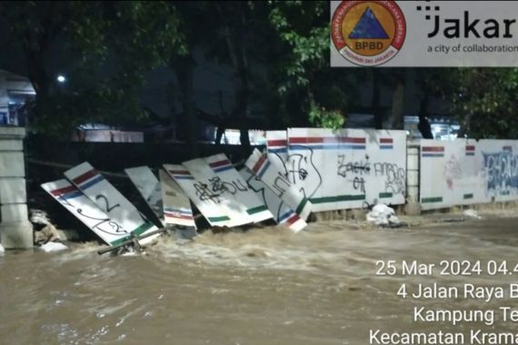 Tanggul Kali Hek Jebol, Jalan Raya Bogor Kramat Jati Terendam Banjir Setinggi 30 Cm - JPNN.COM