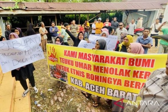 Tolak Pengungsi Etnis Rohingya, Warga Aceh Barat Gelar Demo - JPNN.COM