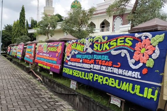 Polda Sumsel Banjir Karangan Bunga, Dapat Dukungan Berantas Debt Collector - JPNN.COM