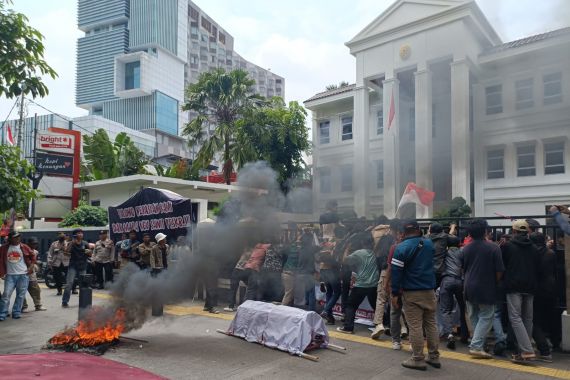 Demo di PTTUN Memanas, Massa Minta Hakim Tak Masuk Angin Menyidangkan Sengketa di Murutara - JPNN.COM