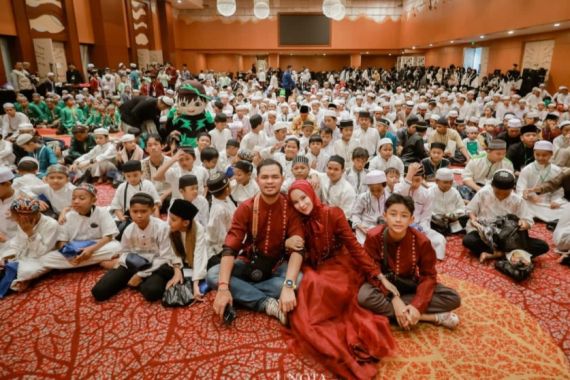 Dokter Kecantikan Ayu Widyaningrum Berbagi dengan Ribuan Anak Yatim di Banjarmasin - JPNN.COM