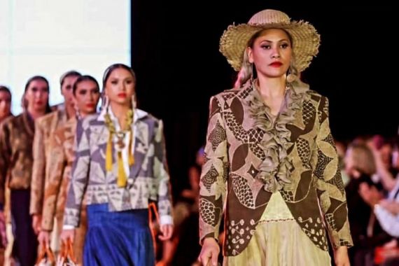 Koleksi Merdi Sihombing Kembali Memukau di Ajang Melbourne Fashion Festival 2024 - JPNN.COM