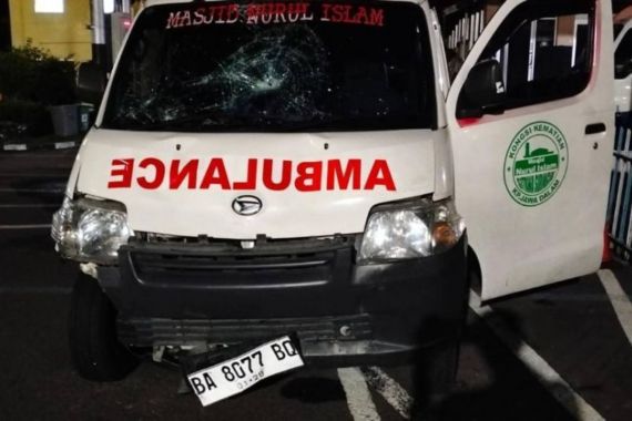 Bubarkan Tawuran, 2 Polisi Ditabrak Ambulans, Sopir Positif Narkoba - JPNN.COM