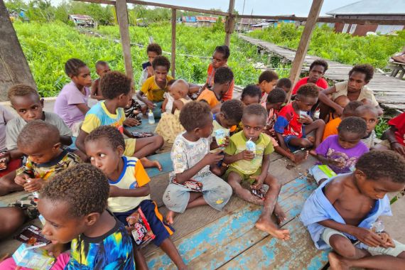 Penuhi Gizi Anak-Anak Papua dengan Berbagi Telur Rebus Hingga Wafer - JPNN.COM