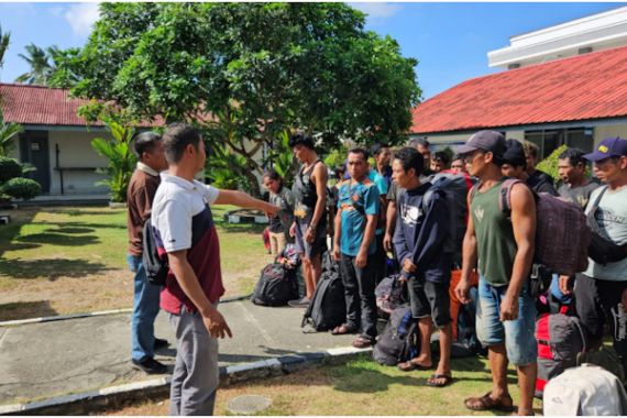 TNI AL Gagalkan Penyelundupan 28 Pekerja Migran Indonesia Nonprosedural dari Malaysia - JPNN.COM