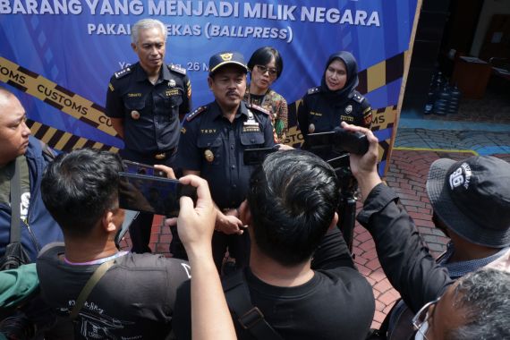 Bea Cukai Yogyakarta Memusnahkan Ratusan Bal Pakaian Bekas Senilai Rp 258 Juta - JPNN.COM